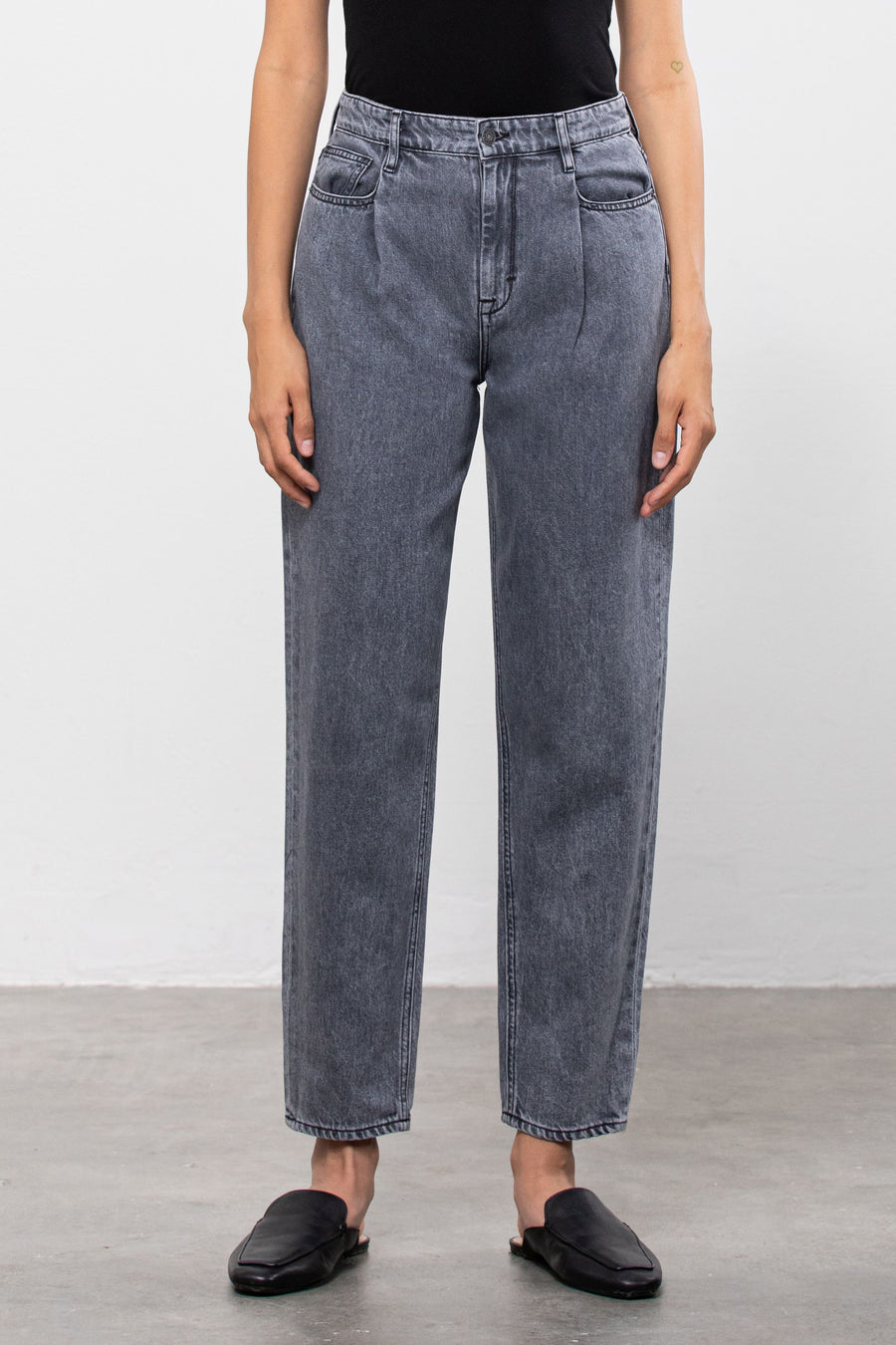 ZOEY <p/> LIGHT GREY PLEATED CLASSIC MOM TAPERED FIT
