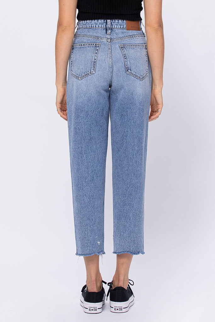 ZOEY <p/> MEDIUM WASH TAPERED MOM JEAN
