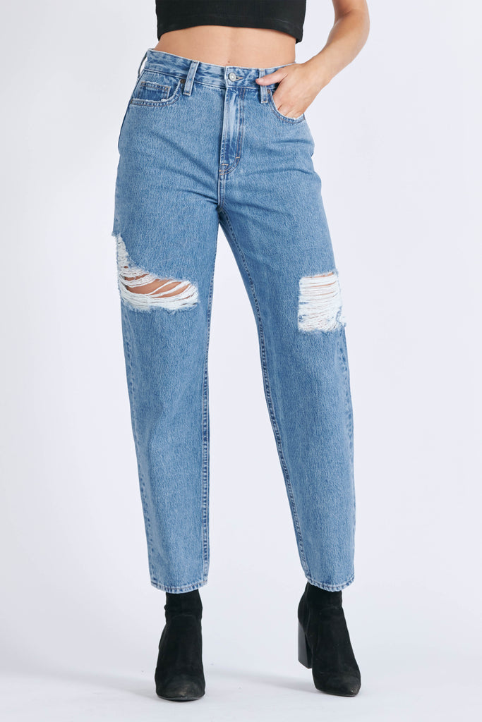 ZOEY DISTRESSED TAPERED MOM JEAN