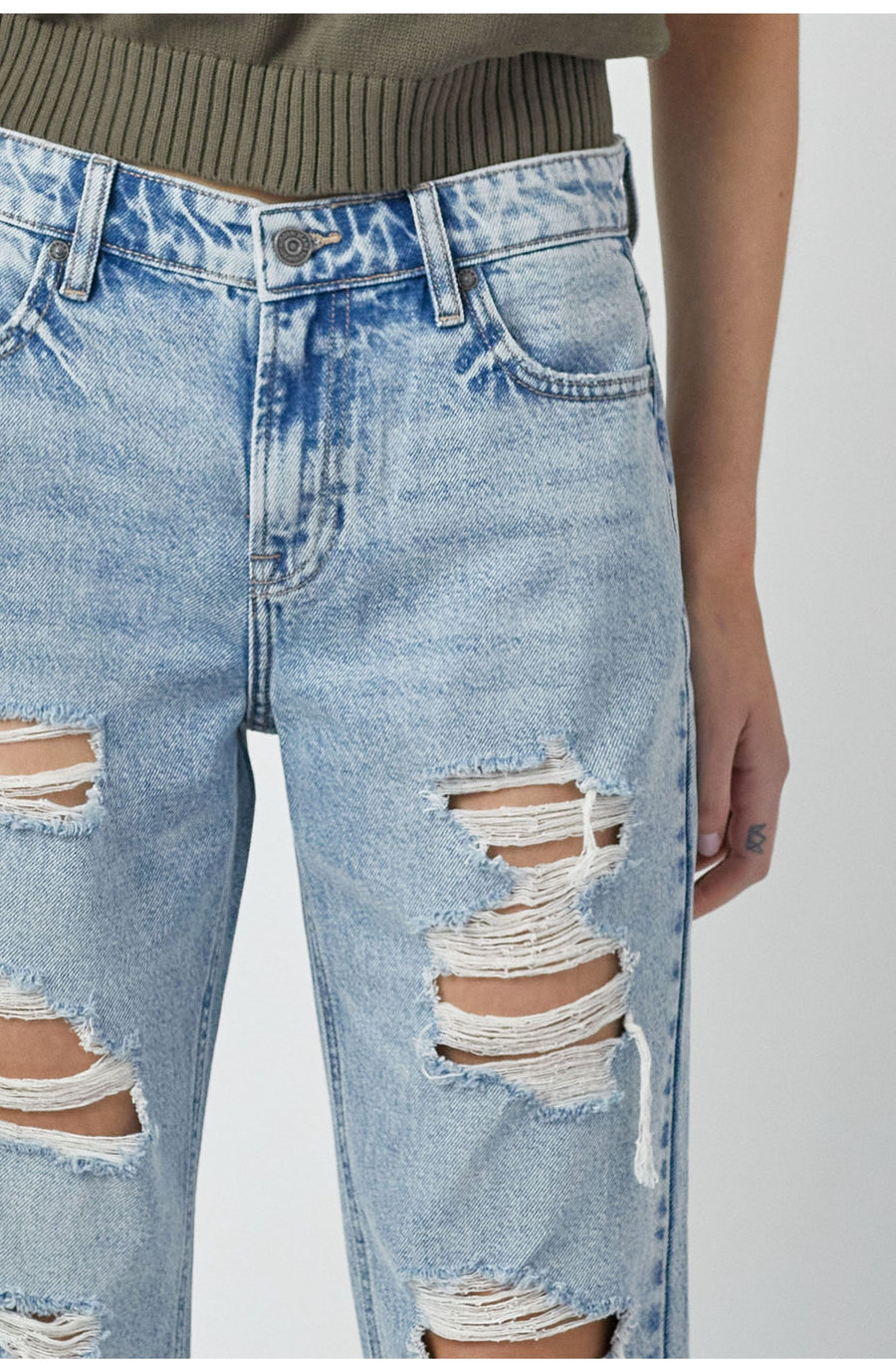 BAILEY<p/> LIGHT WASH DISTRESSED BOYFRIEND JEAN