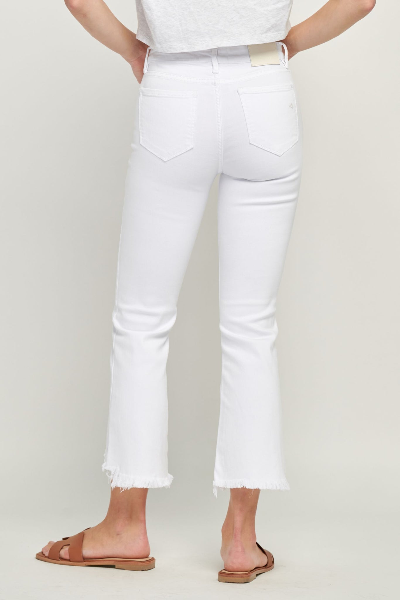 [HAPPI] WHITE FRAYED CROPPED FLARE – HIDDEN JEANS