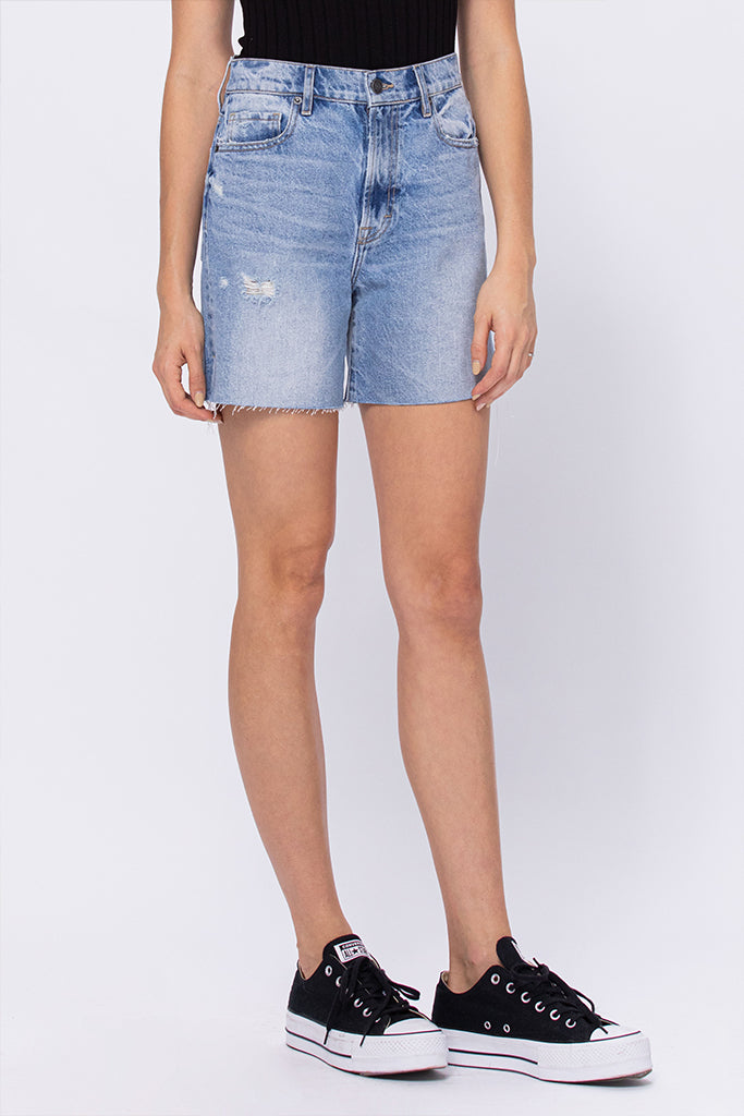 LOGAN <p/> MEDIUM WASH CLASSIC 6" INSEAM DAD SHORTS