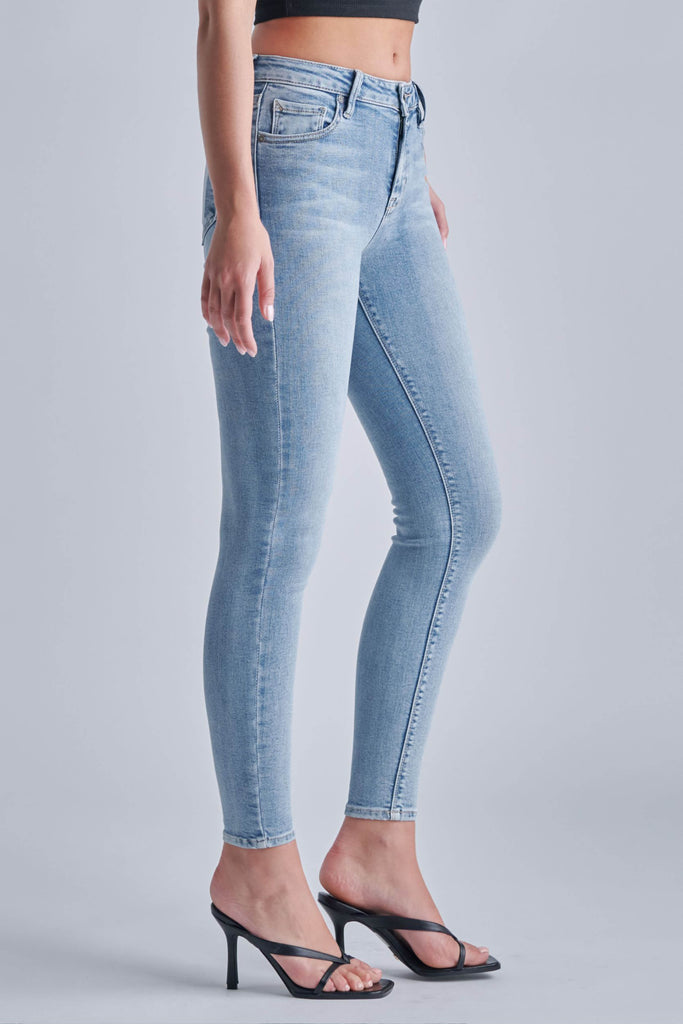AMELIA </p> LIGHT WASH CLEAN CLASSIC SKINNY