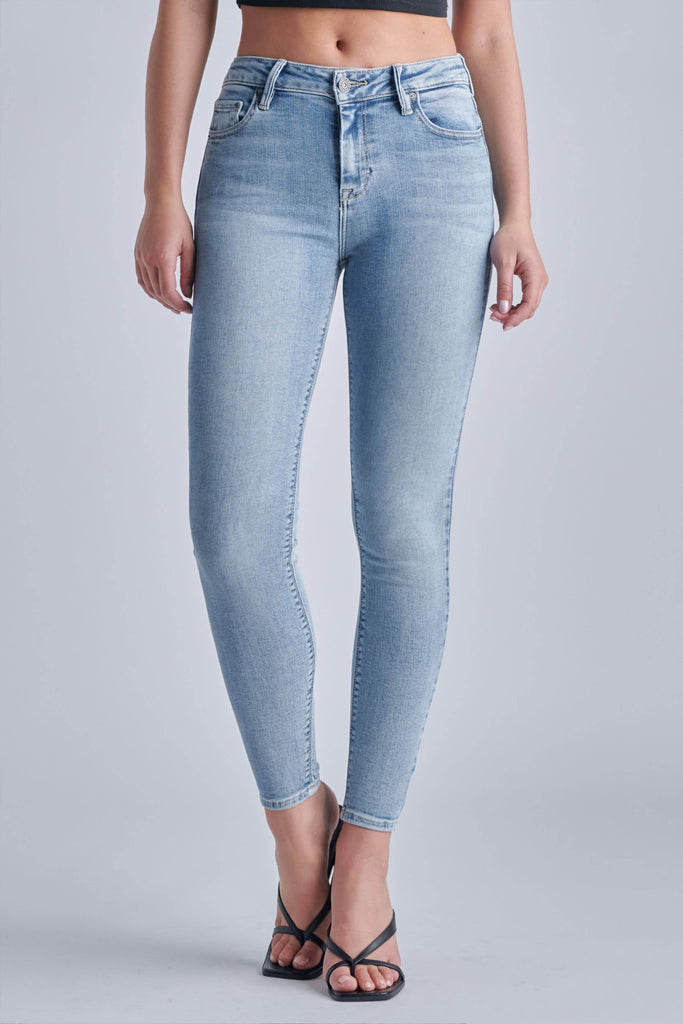 AMELIA </p> LIGHT WASH CLEAN CLASSIC SKINNY